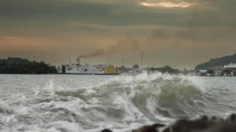Angin Kencang Landa Teluk Jakarta 4-5 Maret, Nelayan dan Warga Pesisir Diimbau Waspada