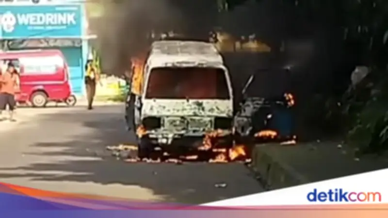 Angkot Parkir di Depok Terbakar Mendadak, Diduga Akibat Korsleting Listrik