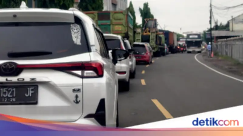 Antrean Panjang Kendaraan di Pelabuhan Merak Akibat Padatnya Bakauheni