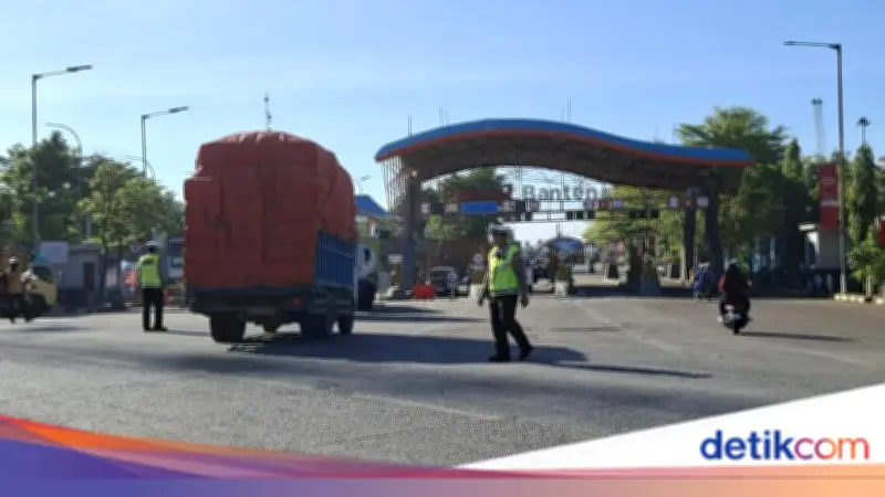 Antrean Truk di Pelabuhan Ciwandan Cilegon, Polisi Atur Posisi agar Tak Halangi JLS