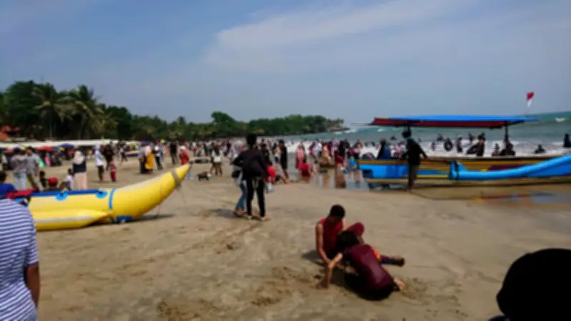 Anyer-Carita Padat Wisatawan, Polisi Berlakukan Sistem One Way dan Buka Tutup Jalan