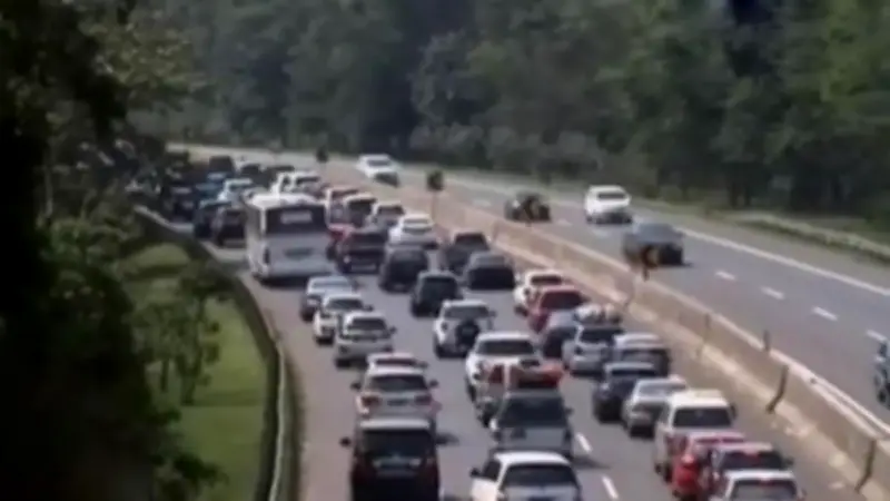Arus Balik 2026 Padat di Tol Jakarta-Bandung, Volume Kendaraan Naik 17%