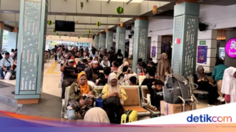 Arus Balik di Stasiun Senen, Pemudik Bawa Camilan Daerah Berkardus-kardus