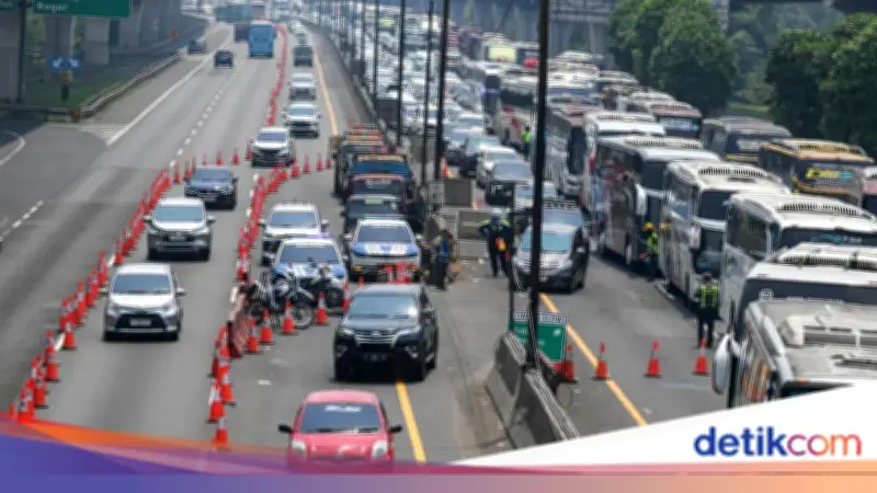 Arus Mudik Makin Padat, Contraflow Tol Japek Ditambah Jadi Tiga Lajur