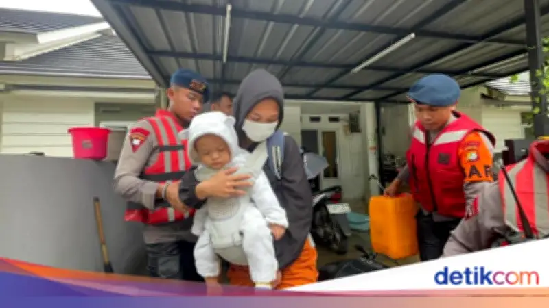 Banjir 1 Meter Rendam Ciledug, Brimob Evakuasi Anak-anak hingga Bayi Dwi Rahmawati