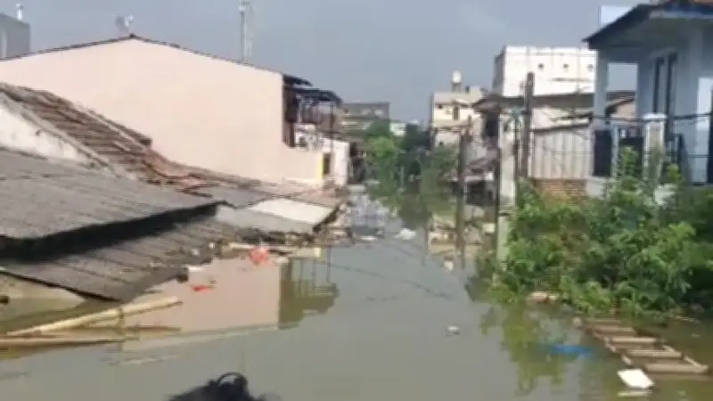 Banjir 2 Meter Rendam Tangerang, Warga Mengungsi dan Pasrah