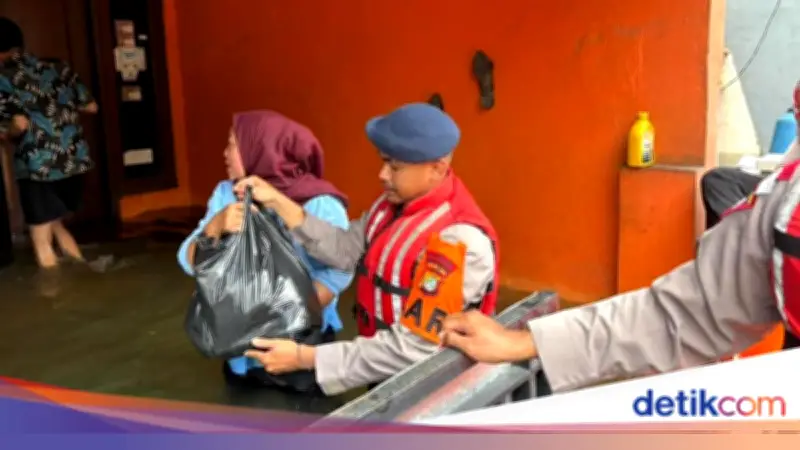 Banjir 5 Meter Rendam Permukiman di Periuk Tangerang, Brimob Bantu Evakuasi Warga