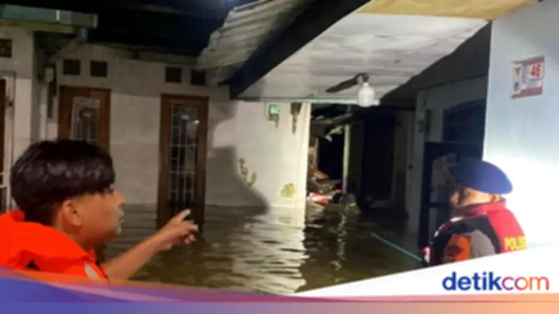 Banjir Ciracas Gagalkan Silaturahmi Lebaran, Warga Bersihkan Rumah dari Lumpur