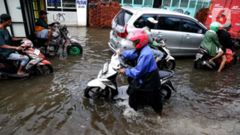 Banjir Jakarta: 115 RT dan 16 Jalan Terendam, Ketinggian Air Capai 1,8 Meter