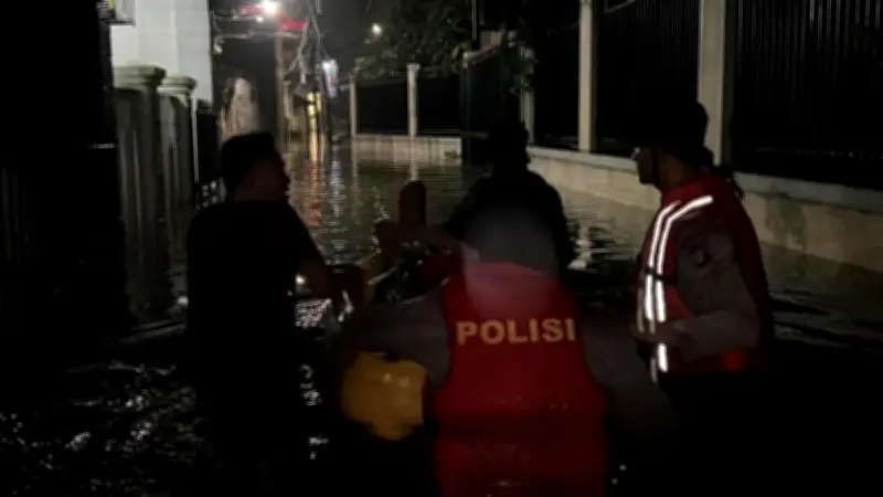 Banjir Lebaran Rendam 46 RT di Jakarta Timur, Ratusan Warga Mengungsi ke Tempat Aman