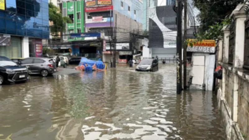 Banjir Rendam Permukiman Benhil Jakarta Pusat, Genangan Air Capai Selutut Dewasa