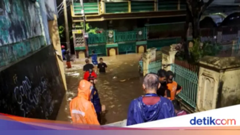Banjir Rendam Sembilan RW di Ciracas Jaktim Akibat Meluapnya Kali Cipinang