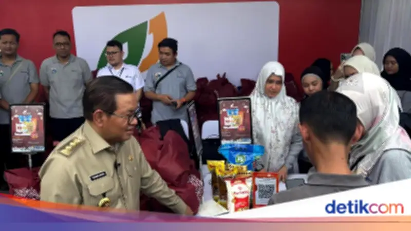Bazar Ramadan Pramono di Balai Kota, 3.000 Paket Sembako Murah Ludes Diborong Warga
