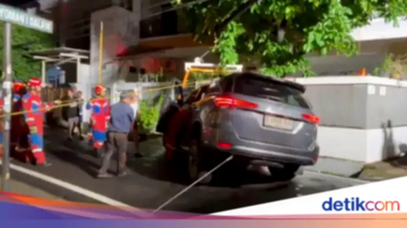 Belajar Nyetir Malam Hari Berakhir Petaka, Mobil Terperosok ke Saluran Air di Jaktim