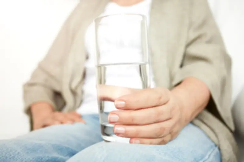 Benarkah Minum Air Saat Makan Bisa Ganggu Sistem Pencernaan? Ini Kata Ahli