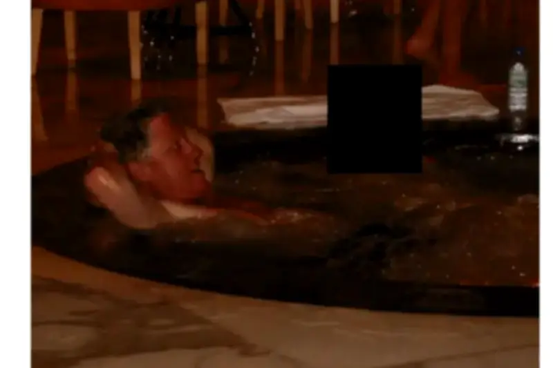 Bill Clinton Buka Suara Soal Foto di Bak Mandi Air Panas dalam Kasus Epstein