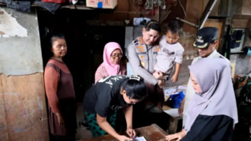 Bocah 4 Tahun Viral Jadi Pemulung, Polisi Antar Pulang ke Ibu di Sumedang