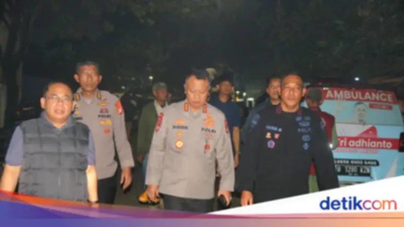 Brimob Polda Metro Bantu Evakuasi Korban Longsor Sampah di Bantargebang