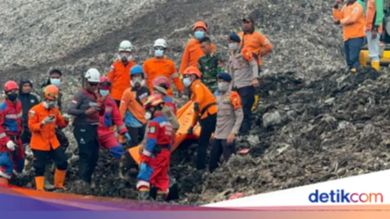 Brimob Polda Metro Bantu Evakuasi Longsor Sampah Bantargebang, Motor Ditemukan