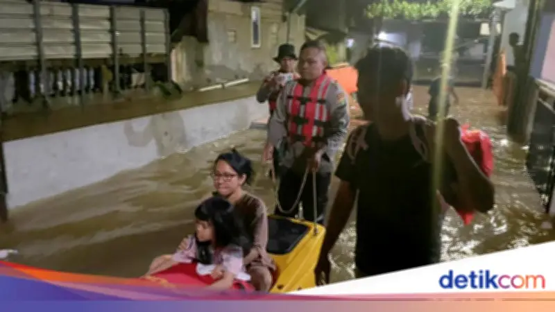 Brimob Polda Metro Evakuasi Warga Saat Banjir di Ciracas Capai 1,5 Meter