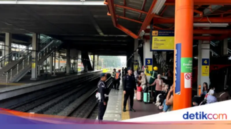 Brimob Polda Metro Jaya Amankan Arus Balik Lebaran di Stasiun Bekasi