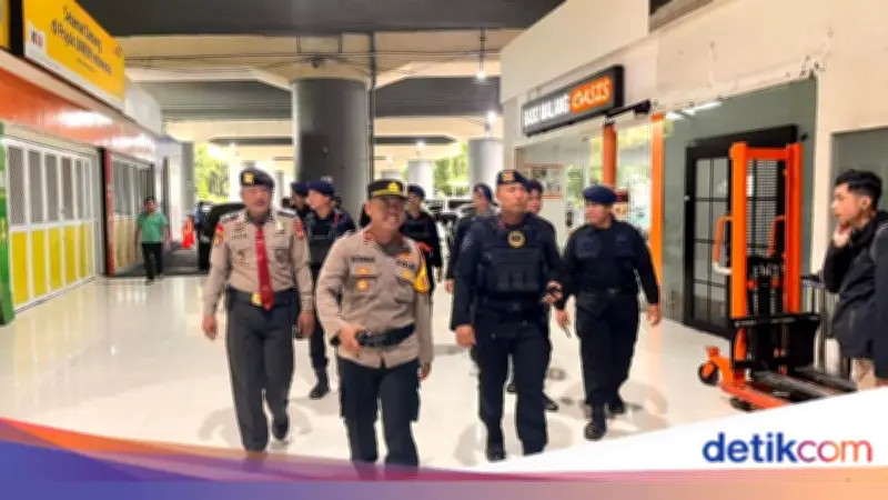 Brimob Polda Metro Jaya Amankan Stasiun Gambir Pasca Arus Balik Lebaran