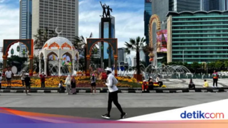 Bundaran HI Tetap Ramai Warga Olahraga Meski CFD Ditiadakan Saat Lebaran