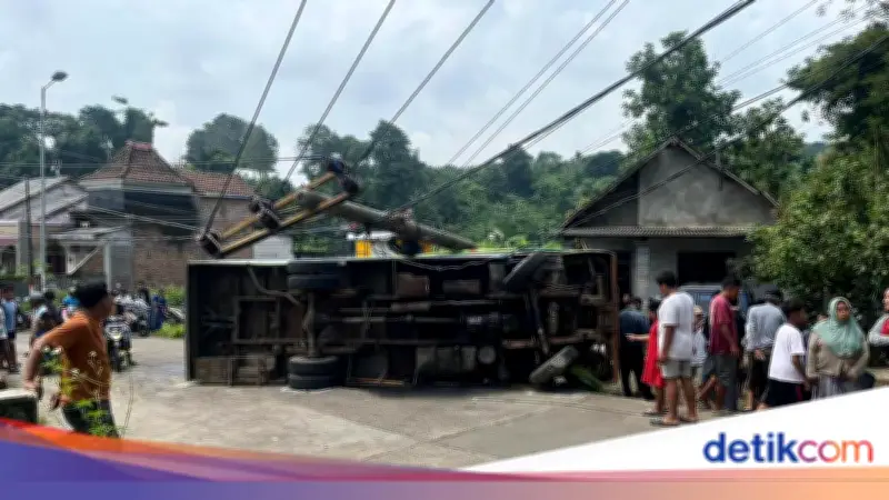Bus Kereta Kelinci 'Tayo' Terguling di Mojokerto Saat Halalbihalal, 1 Tewas