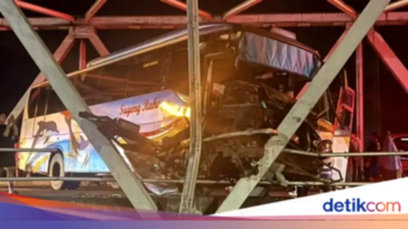 Bus Sugeng Rahayu Ringsek Usai Tabrak Jembatan Jurug di Solo, 4 Orang Luka