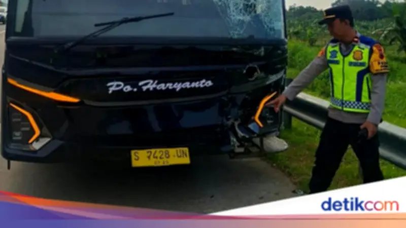 Bus Tabrak Lima Mobil Pemudik di Tol Batang, Tak Ada Korban Jiwa