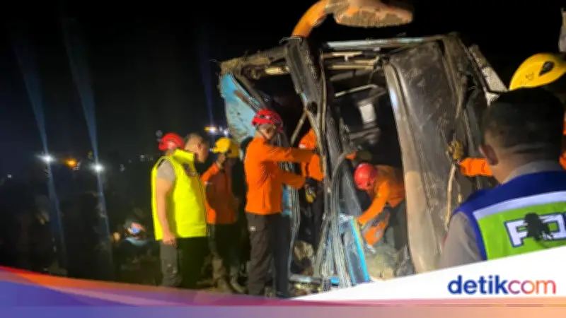 Bus Tabrak Mobil Mogok di Tol Brebes Usai Nyalip Lewat Bahu Jalan