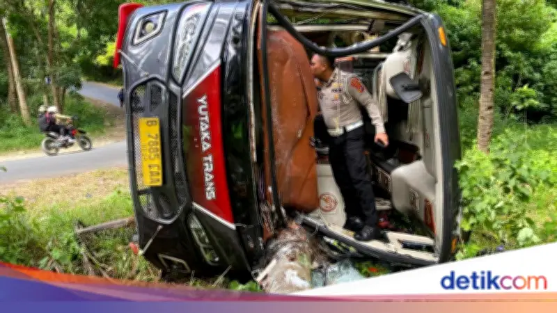 Bus Wisatawan Bekasi Terguling di Turunan Cariang, Sopir Diduga Mengantuk