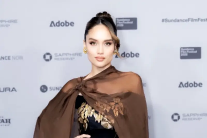 Cinta Laura Prihatin Lihat Kondisi Penyintas Bencana Aceh, Sekolah Tenda Tanpa Listrik