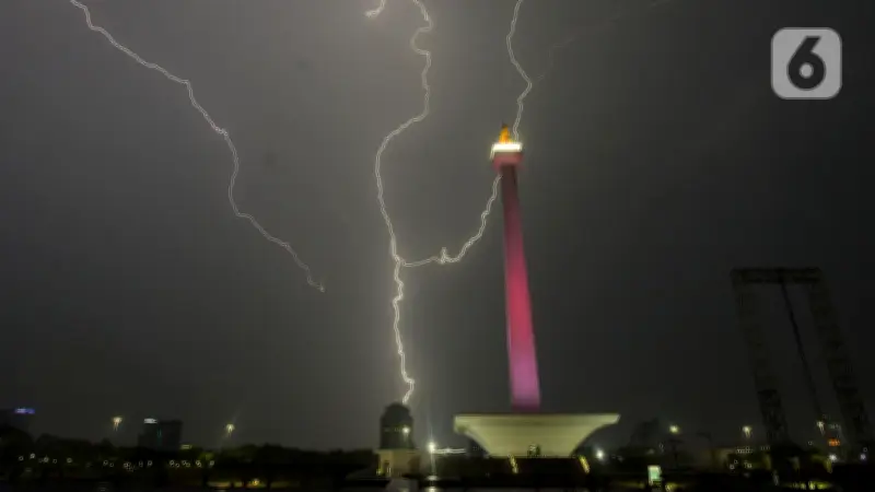 Cuaca Jakarta Hari Ini: Hujan Ringan hingga Petir Mengancam Sejak Pagi