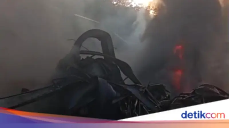 Damkar Bogor Ungkap Kendala Pemadaman Pabrik Terpal yang Terbakar di Gunung Putri