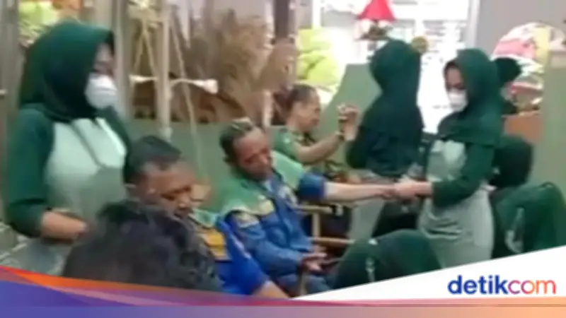 Damkar Serang Bantu Buka Salon Terkunci, Dapat Perawatan Kuku dan Creambath Gratis