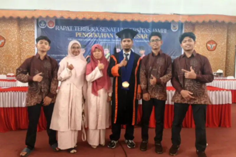 Dari Penyadap Karet ke Profesor Ekonomi: Perjalanan Kuswanto di Universitas