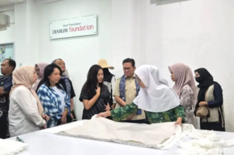 Delapan Siswi SMK NU Banat Kudus Pamerkan Koleksi Busana Muslimah Karya Sendiri