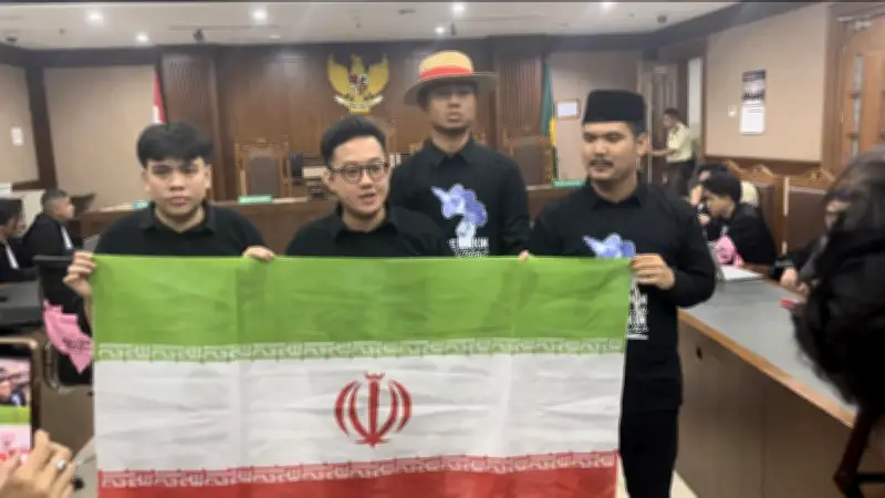 Delpedro Cs Bentangkan Bendera Iran di Sidang, Desak Prabowo Keluar dari Dewan Perdamaian