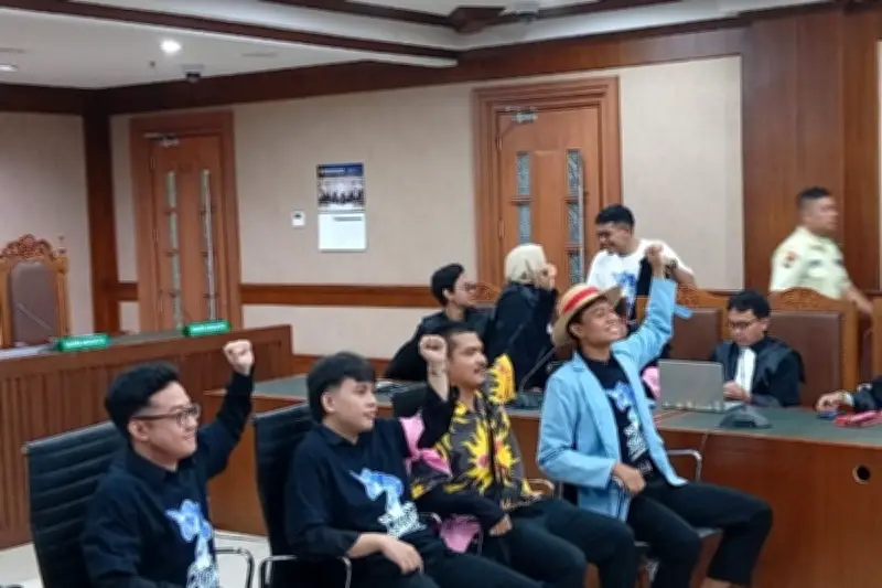 Delpedro Marhaen Bebas Murni, Tangis Haru Ibunda Warnai PN Jakarta Pusat