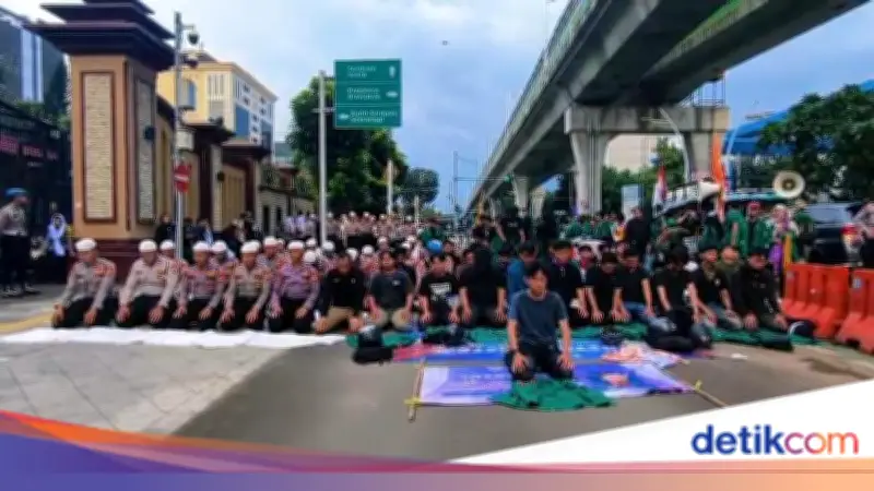 Demo Humanis di Mabes Polri: Mahasiswa dan Polisi Salat Berjamaah Usai Orasi