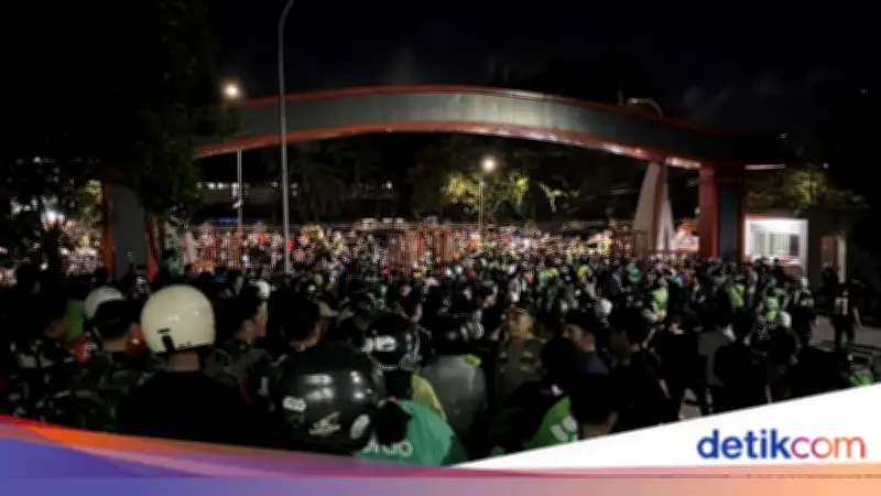 Demo Mahasiswa UNM Makassar Berakhir Ricuh, Ojol Jebol Pagar Kampus