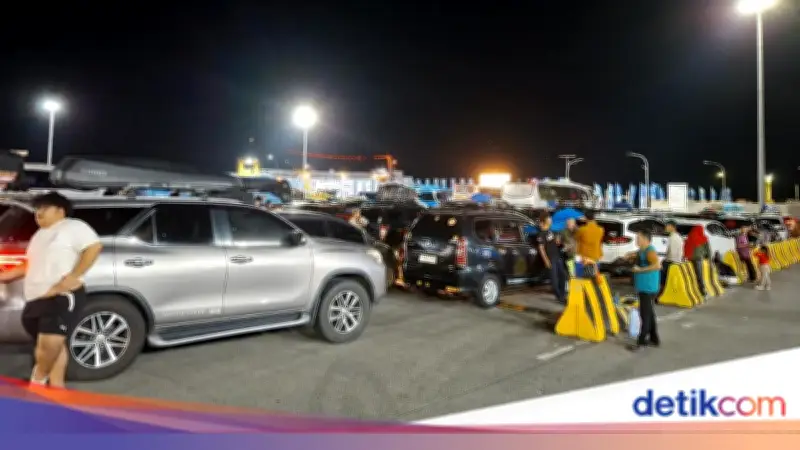 Dermaga Merak Padat Pemudik, Polisi Pasang Penyekat Kendaraan