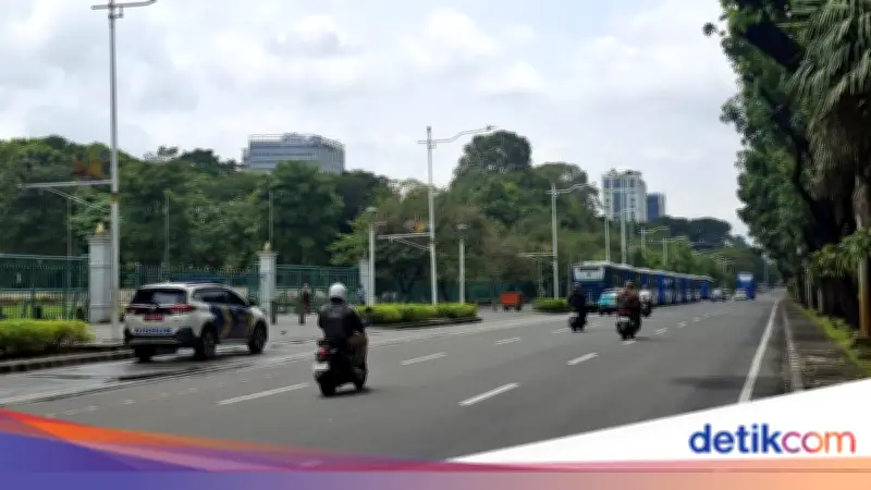 Dishub DKI Kempeskan Ban 28 Mobil Parkir Liar di Monas, Ini Alasannya