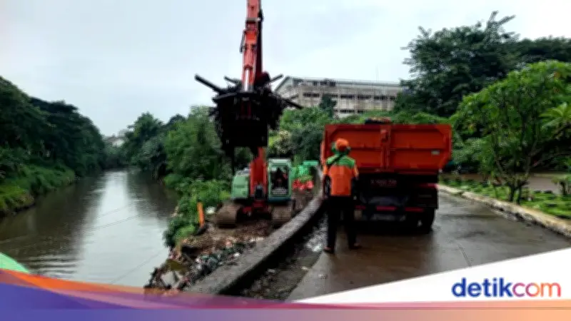 DLH DKI Tegaskan Mobil Sampah di TPU Tanah Kusir Tak Buang ke Sungai, Cuma Titik Transit