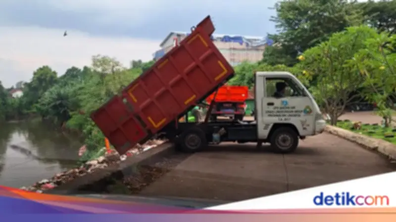 DLH DKI Tegaskan Tak Ada Pembuangan Sampah ke Kali Pesanggrahan dari TPU Tanah Kusir