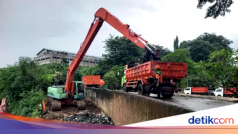 DLH DKI Tutup Lapak Sampah Sementara di Tepi Kali Pesanggrahan Usai Viral