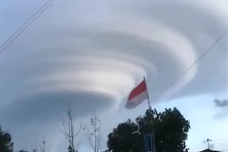 Fenomena Awan Piring Raksasa di Atas Gunung Slamet Viral di Media Sosial