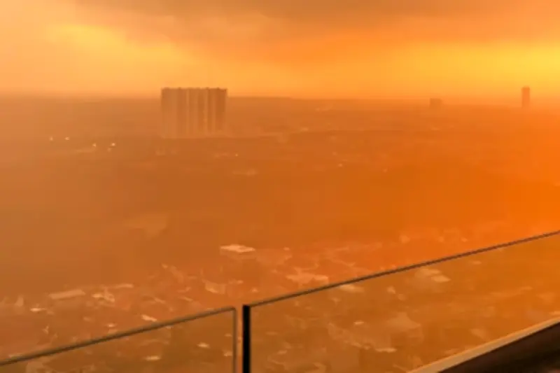 Fenomena Langit Kuning Oranye di Surabaya Bikin Warganet Heboh