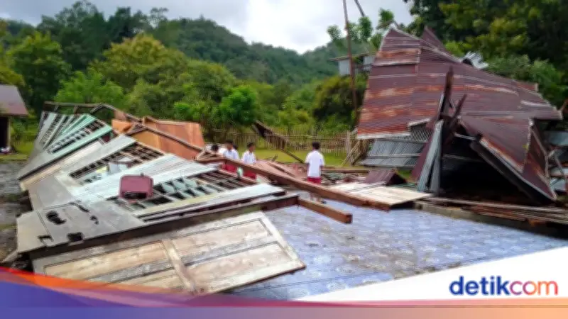 Gedung SDI Ra'ong di Manggarai Barat Ambruk Diterjang Angin Kencang